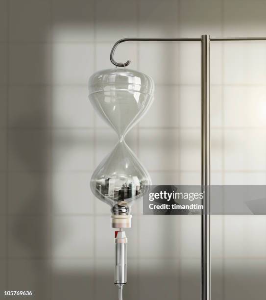 city in saline solution hourglass bottle  - flebo salina foto e immagini stock