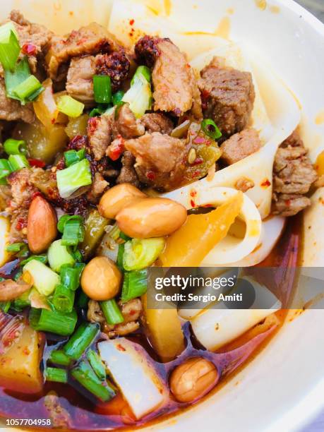 rice noodles with spicy pork, peanuts and pickles - szechuan cuisine stock-fotos und bilder