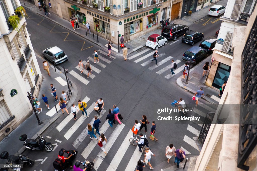 Voetgangersoversteekplaats op straat kruising in Parijs