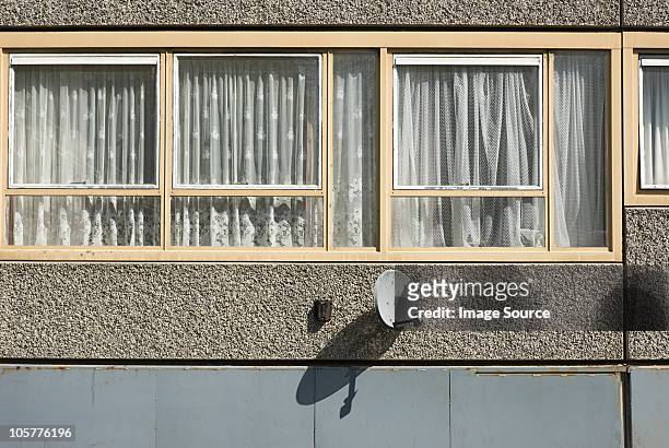 windows of flat on heygate estate, south london - council estate uk stockfoto's en -beelden