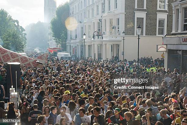 crowds at notting hill carnival, london - carnaval de notting hill imagens e fotografias de stock