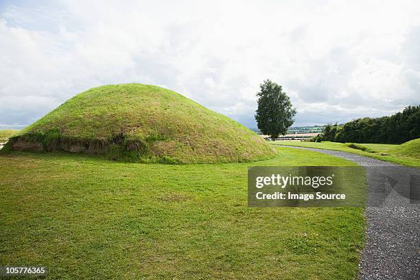 knowth passage tomb complex, bru na boinne, ireland - bru na boinne stock-fotos und bilder