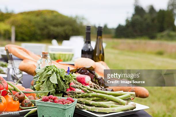 frische landwirtschaftlichen erzeugnisse - harvest table stock-fotos und bilder