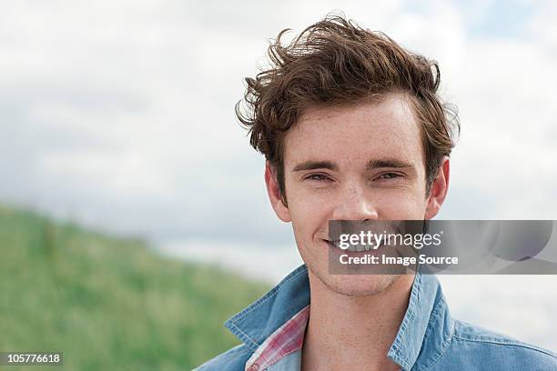 retrato de jovem homem - pompadour imagens e fotografias de stock