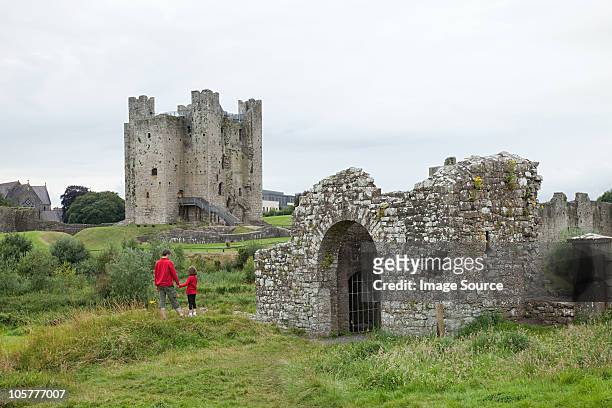 father and daughter at trim castle, county meath, ireland - irish family stock-fotos und bilder