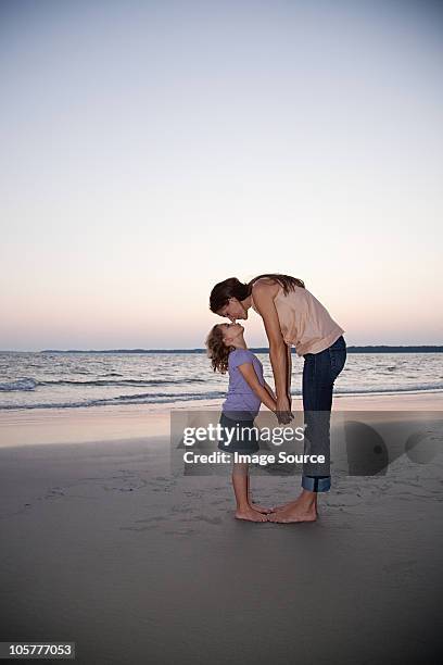 affectueux mère et fille sur la plage - hilton head photos et images de collection
