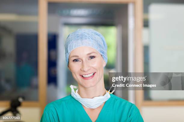 female surgeon in scrubs - operating gown stock pictures, royalty-free photos & images