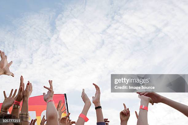 young people at festival, arms raised - day of the dead festival london stockfoto's en -beelden