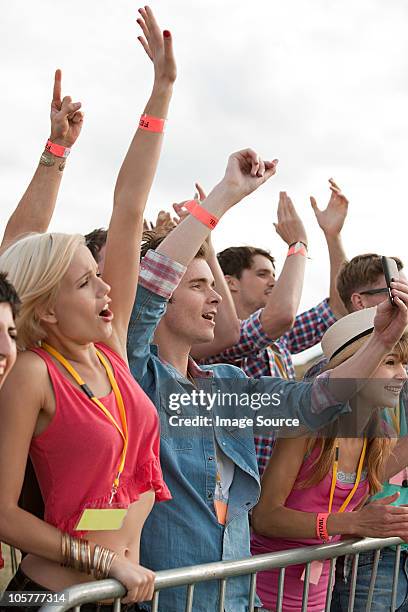 junge menschen jubeln im festival - bracelet festival stock-fotos und bilder