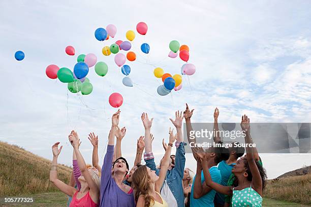 giovani rilascio di palloncini - releasing foto e immagini stock