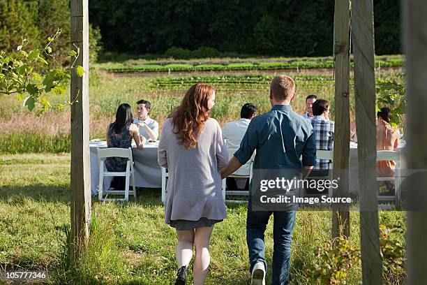 paar, die am dinner-party auf der farm - erntefest stock-fotos und bilder