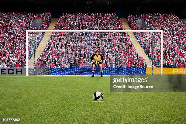 goalkeeper and football - penalty stockfoto's en -beelden