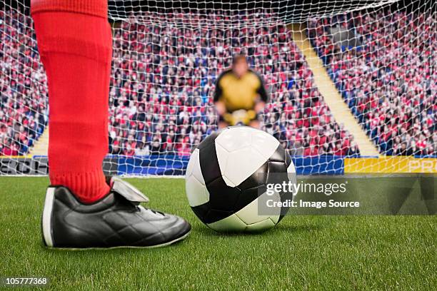 goalkeeper anticipating free kick - supporter foot stockfoto's en -beelden