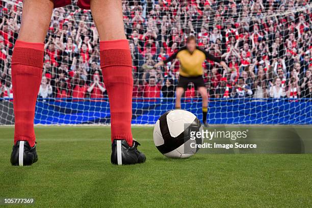 goalkeeper anticipating free kick - strafstoß oder strafwurf stock-fotos und bilder