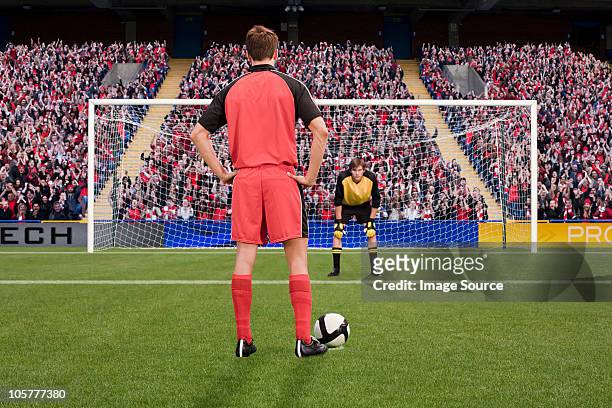 goalkeeper anticipating free kick - strafstoß oder strafwurf stock-fotos und bilder