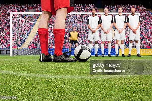 free kick during a football match - vrije trap stockfoto's en -beelden