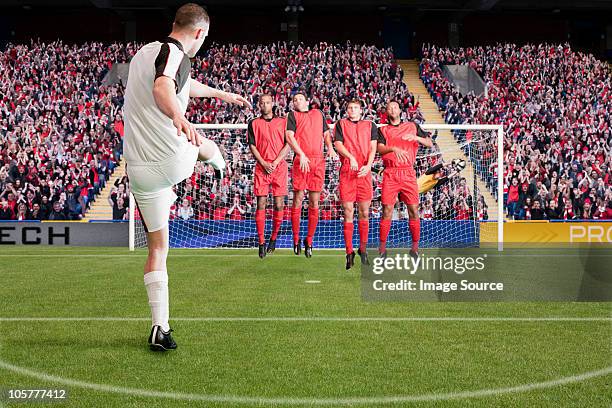 football taking a free kick - poteau de but photos et images de collection