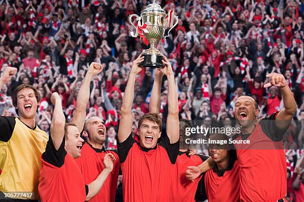 football team winning a trophy - the championship voetbalcompetitie stockfoto's en -beelden