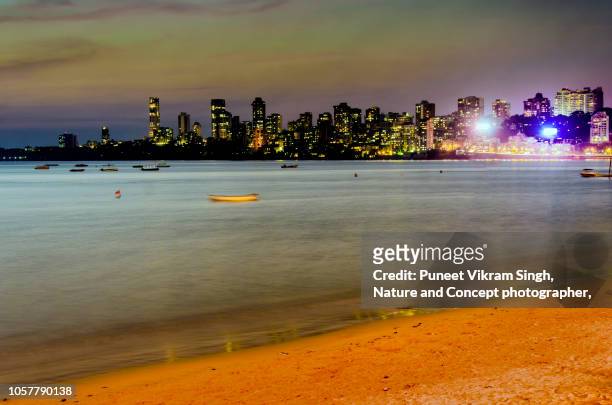 juhu chowpatty beach in the backdrop mumbai skyline - mumbai skyline stock-fotos und bilder