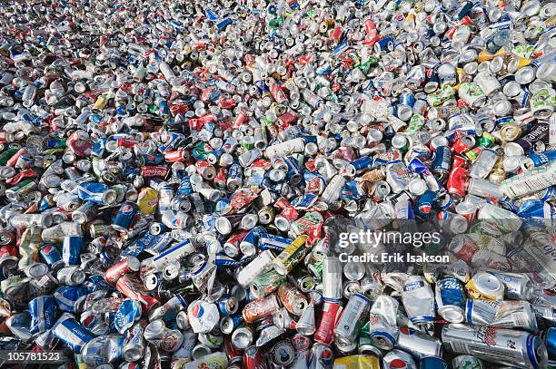 pile of aluminum cans at recycling plant - getränkedose stock-fotos und bilder