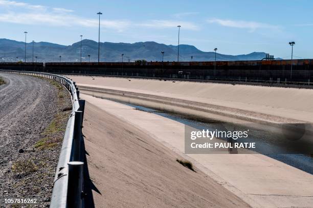 The fortified US-Mexican border is pictured from Ciudad Juarez, Mexico on November 5, 2018. - Sending thousands of troops to the US-Mexico border to...