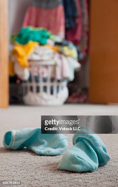 socks on floor - chaussettes sales photos et images de collection