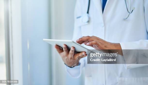 technologie is van groot nut zijn in de medische wereld - medisch dossier stockfoto's en -beelden