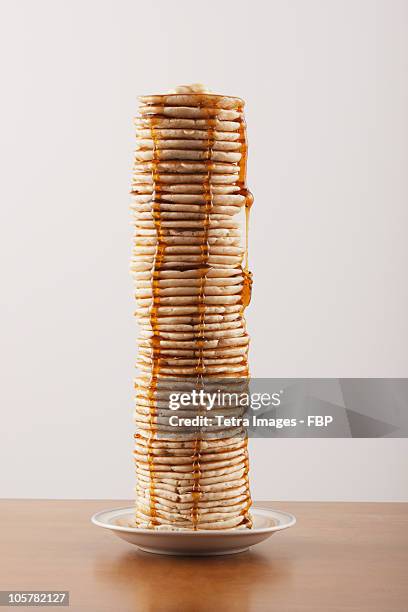 tall stack of pancakes - in tischhöhe stock-fotos und bilder