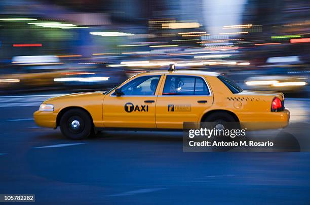 taxi cab driving in the evening - nyc cab imagens e fotografias de stock