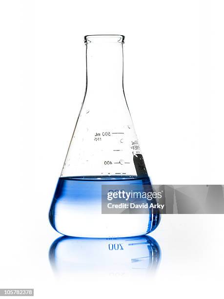 blue liquid in beaker - becherglas stock-fotos und bilder