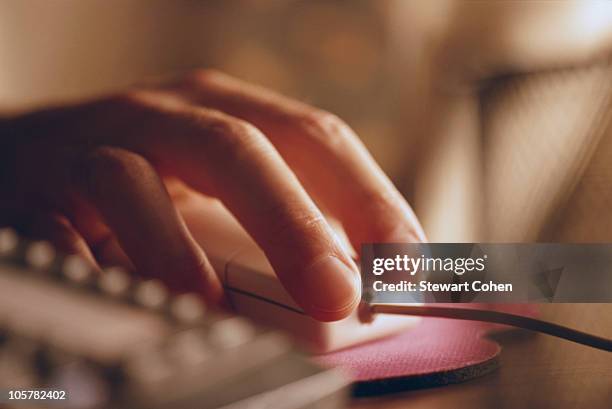 hand on a computer mouse - close up computer mouse stockfoto's en -beelden