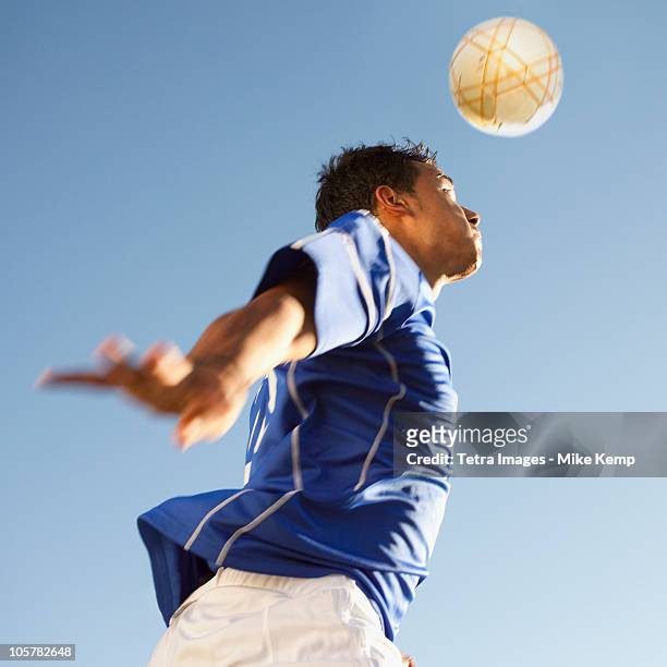 soccer player heading the ball - heading the ball photos et images de collection