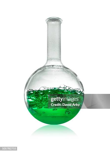 green liquid in beaker - becherglas stock-fotos und bilder