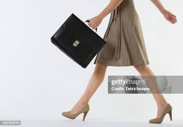 businesswoman walking - aktentasche stock-fotos und bilder