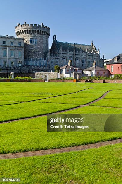 lawn in front of dublin castle - dublin castle dublin stock-fotos und bilder