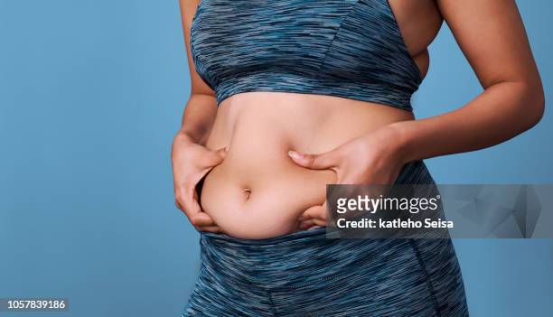 wie entferne ich diese? - woman holding tummy stock-fotos und bilder