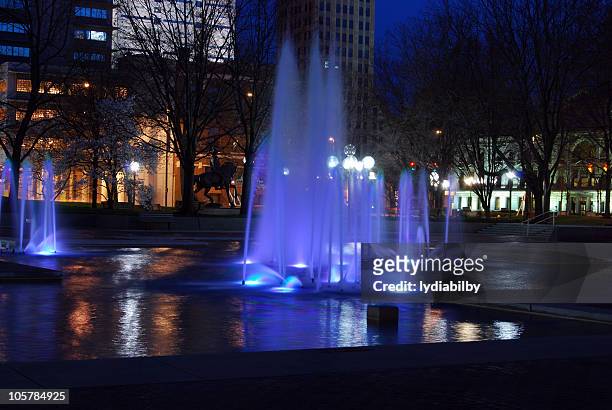 downtown park bei nacht - fort wayne stock-fotos und bilder