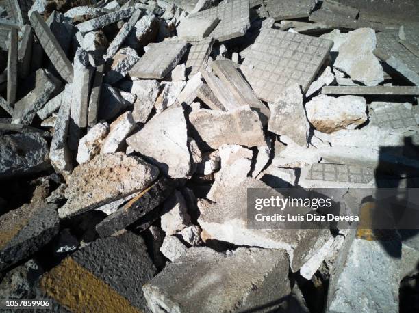 rubble of demolished sidewalk - casser mur photos et images de collection