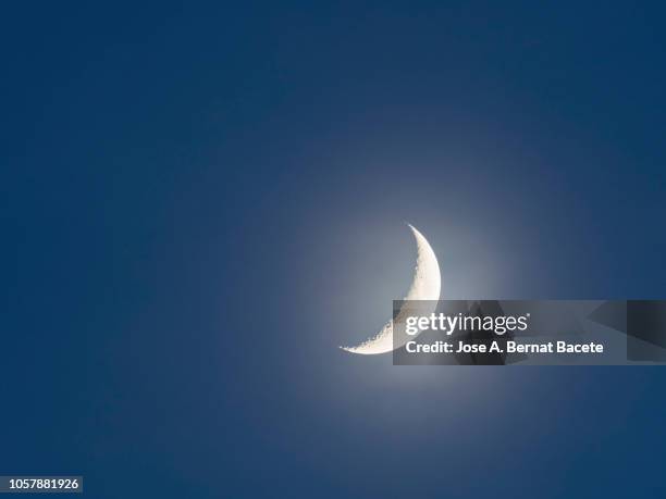 crescent moon against clear sky at night. - surexposition technique photographique photos et images de collection