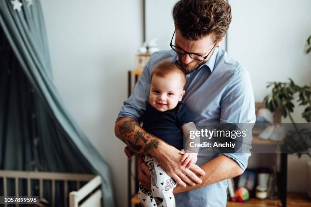 glückliche familien portrait - baby beard stock-fotos und bilder