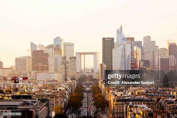 modern futuristic skyscrapers in la defense business district, paris, france - la defense stockfoto's en -beelden