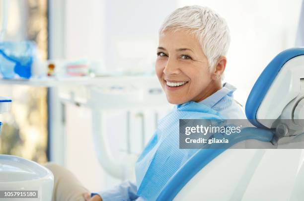 succesvolle tandarts afspraak. - dental health stockfoto's en -beelden