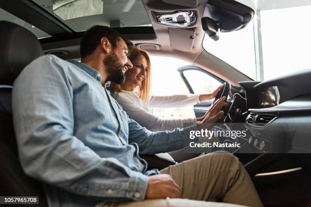 pareja joven/esposos compra coche nuevo - auto nuevo fotografías e imágenes de stock