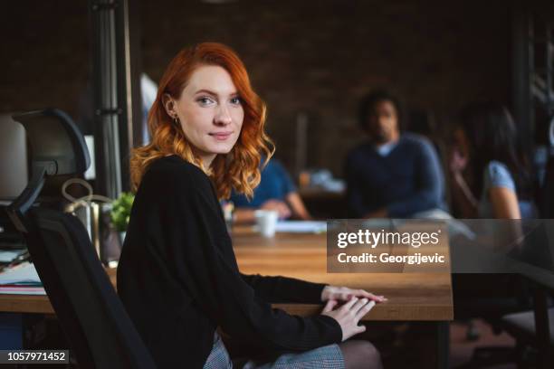 büro-arbeiter-porträt - würdigung stock-fotos und bilder