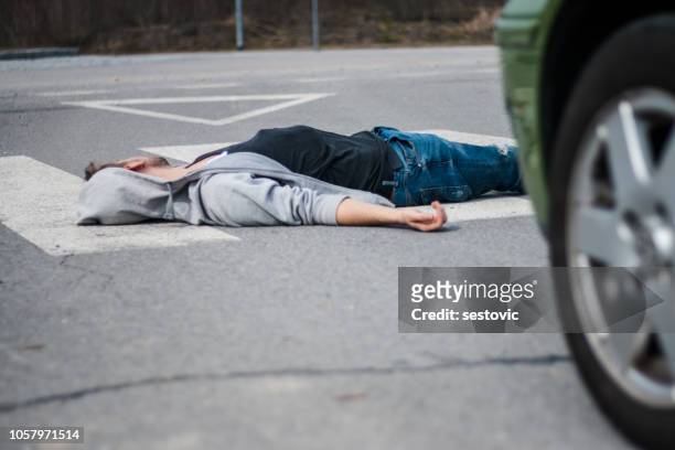 verkehrsunfall. junger mann von einem auto angefahren - injured street stock-fotos und bilder