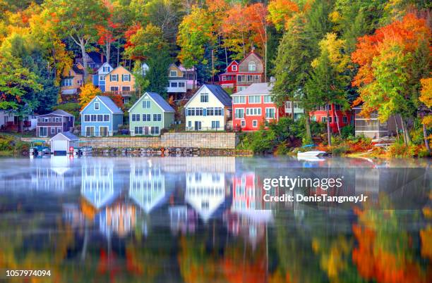 automne sur le lac winnipesaukee au new hampshire - new england usa photos et images de collection