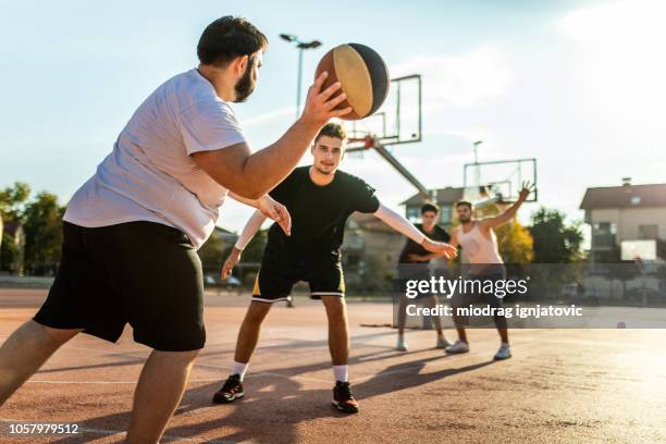 übergabe den ball um spieler zu befreien - basketball verteidiger stock-fotos und bilder