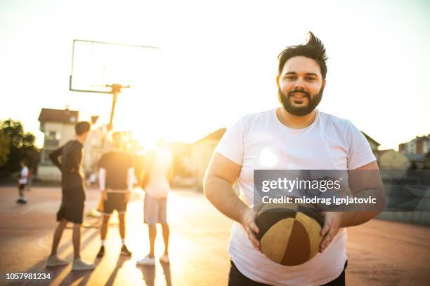 spel-maker overgewicht wordt captain van hedendaagse basketbalteam - overweight stockfoto's en -beelden