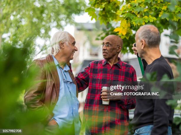 senior neighbors friendly talk - communities public park stock pictures, royalty-free photos & images