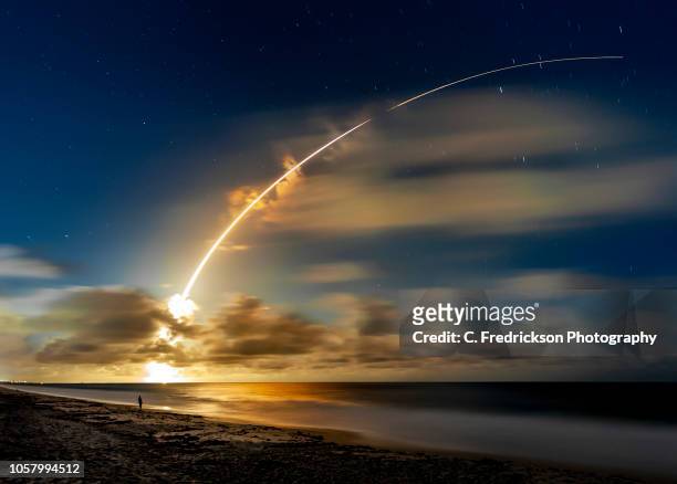 atlas v heavy lift rocket launch - rakete stock-fotos und bilder